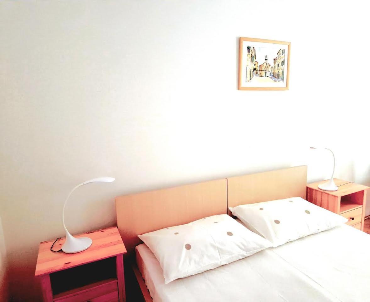 Apartments And Rooms Dobrila Jelsa  Rum bild
